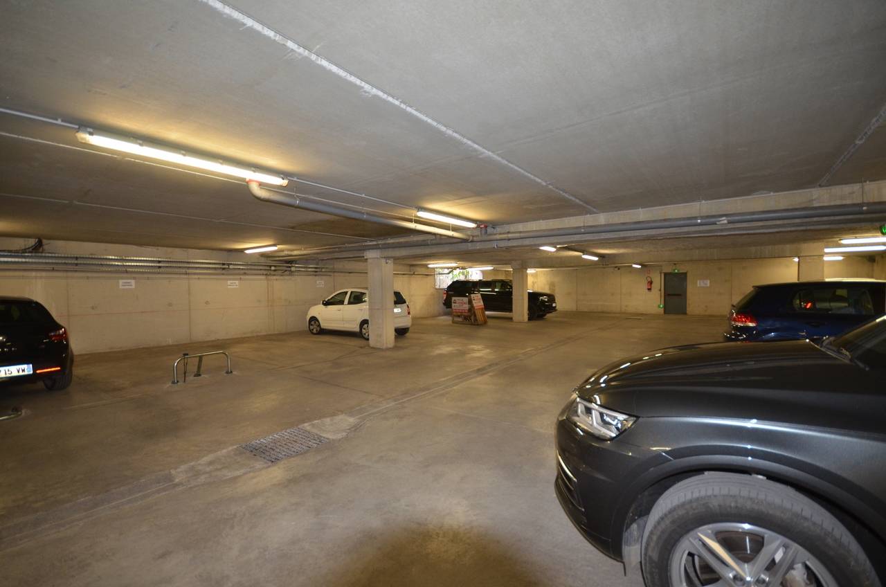 Place de parking sous le Crédit Mutuel