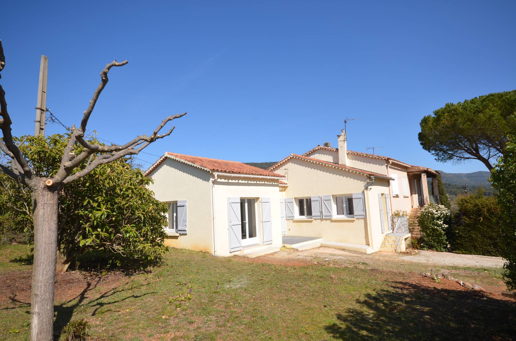 Location COQUETTE VILLA T2 IDEAL COUPLE A 2 PAS DU CENTRE DU VILLAGE AUPS
