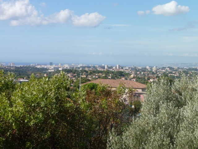Location Appartement T4 ALLAUCH  PROXIMITE VILLAGE DANS RESIDENCE FERMEE - BALCON - CAVE - CHAUFFAGE COLLECTIF - AU CALME