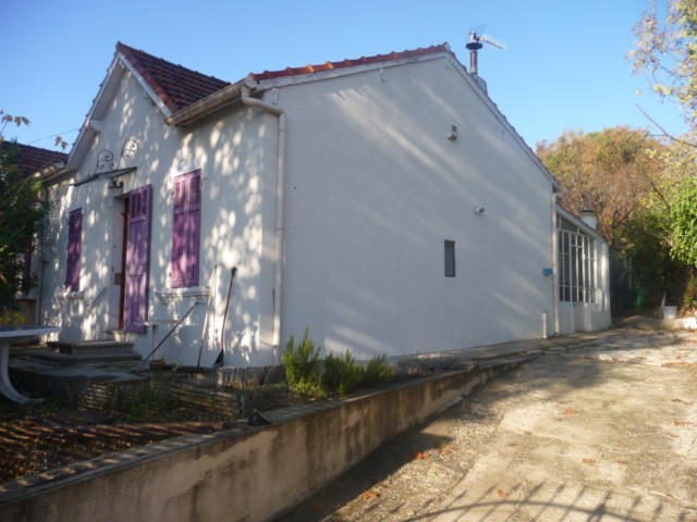 Location VILLA T3 PLAN DE CUQUES QUARTIER L'ELYSEE UNE MAISON DE PLAIN T3 SUR 300m² DE TERRAIN - SEJOUR CHEMINEE - PROX. TOUTES COMMODITES