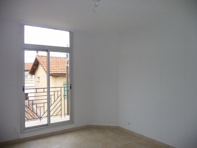 Location Appartement T2 MARSEILLE 12EME BEAUMONT A LA LOCATION - AU 1ER ET DERNIER ETAGE - RENOVE - PROX. COMMODITES - TERRASSE COUVERTE