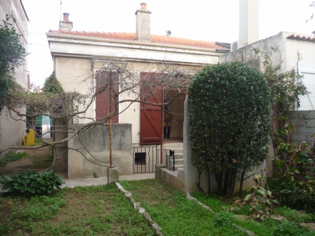 Location VILLA T3 MARSEILLE 9EME MAZARGUES DANS LOTISSEMENT FERME - 300m² DE TERRAIN - PROXIMITE COMMERCES ET TRANSPORTS EN COMMUNS