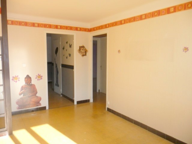 Location Appartement T3 AUBAGNE DANS PETIT IMMEUBLE DE 4 ETAGES 3EME ETAGE DOUBLE VITRAGE PROXIMITE COMMODITES ET TRANSPORTS EN COMMUNS