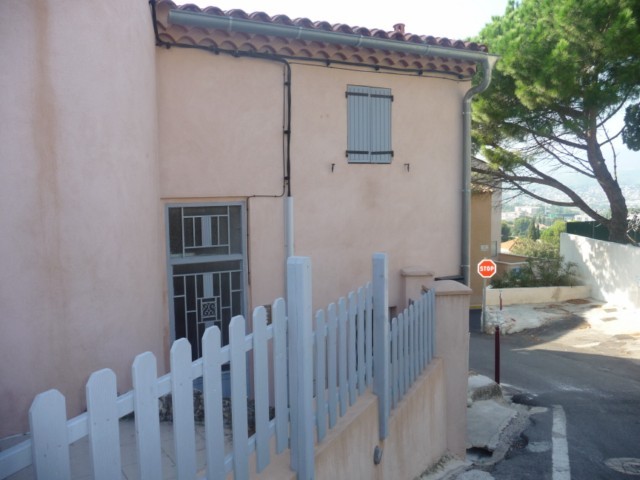 Location Appartement T2 ALLAUCH VILLAGE DANS MAISON DE VILLAGE - 1ER ETAGE - ENTIEREMENT RENOVE - PROX. COMMODITES