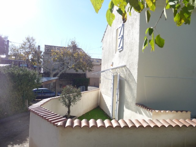 Location T3 MARSEILLE 13EME CHATEAU GOMBERT  AU COEUR DU VILLAGE - MAISON DE VILLAGE - ENTIEREMENT RENOVE - MEUBLEE - 2 TERRASSES - 1 PARKING