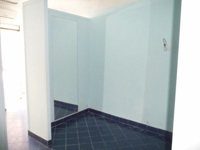 Location LOCAL PROFESSIONNEL MARSEILLE 13013 CHATEAU GOMBERT A LOUER  - LOCAL AVEC VITRINE - AU RDC