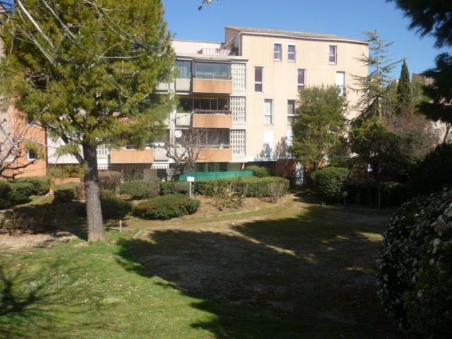 Location Appartement T2 PLAN DE CUQUES AU COEUR DU VILLAGE A LA LOCATION -  RESIDENCE PROCHE DES COMMERCES - REZ DE JARDIN EXPOSE SUD - FACILITE STATIONNEMENT 