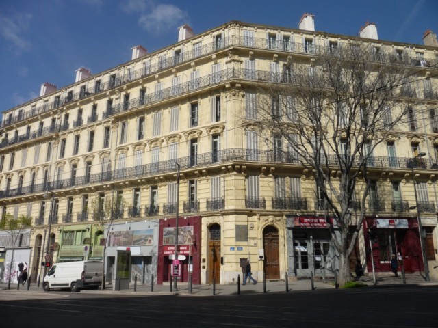 Location Appartement T1 MARSEILLE 2 EME RUE DE LA REPUBLIQUE DANS IMMEUBLE HAUSSMANIEN - ENTIEREMENT MEUBLE - REFAIT A NEUF - PROX. COMMODITES ET TRAMWAY - CAVE