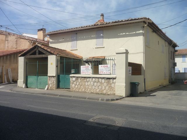 Location LOCAL PROFESSIONNEL T2 MARSEILLE 13EME CHATEAU GOMBERT A LOUER - AU COEUR DU VILLAGE - PARKING PRIVE - GARAGE - NORMES HANDICAPEES
