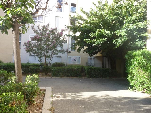 Location Appartement T3/4 PLAN DE CUQUES AU COEUR DU VILLAGE  A LOUER - RDC AVEC BALCON ET JARDINET - CAVE - GARAGE - AU CALME