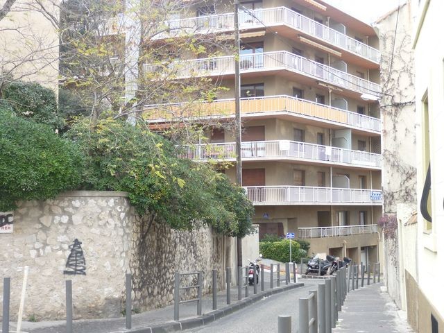 Location APPARTEMENT MEUBLE T1 MARSEILLE 7EME ROUCAS BLANC A LA LOCATION - DANS IMMEUBLE STANDING - 2EME ETAGE - ASCENSEUR - BALCON 19m² - PARKING PRIVATIF