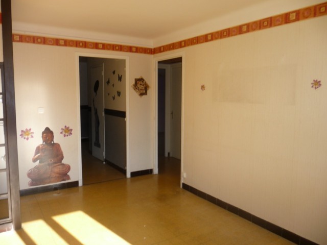 Vente T3 AUBAGNE CENTRE VILLE DANS PETIT IMMEUBLE DE 4 ETAGES UN APPARTEMENT DE TYPE 3 AU 3EME ETAGE SS ASC - PROX. TOUTES COMMODITES