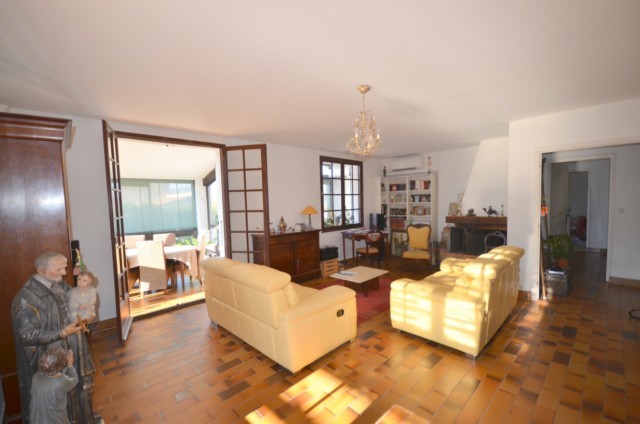 Vente VILLA T6 ALLAUCH A PROXIMITE DU VILLAGE DANS LOTISSEMENT PISCINE GARAGE BUANDERIE CLIM