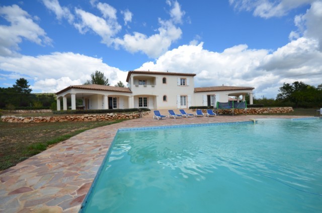 Vente VILLA T7 NANS LES PINS 83 RECENTE CONSTRUCTION  COMPOSEE D'UN T5 DE 174m² + T2 DE 50m² - 13 000m² DE TERRAIN PLAT AU CALME