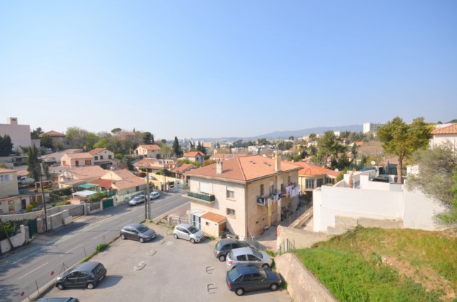Vente Appartement T3 MARSEILLE 13EME PROXIMITE LES MARTEGAUX DANS PETIT IMMEUBLE DE 4 ETAGES - SPACIEUX T3 AU 3EME ETAGE - LOGGIA - CAVE 