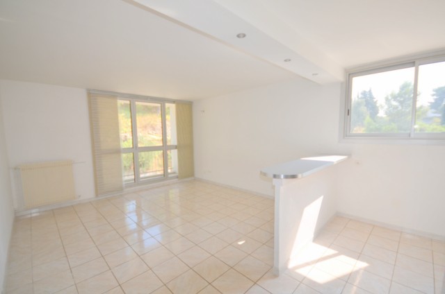 Vente Appartement T4 MARSEILLE 13EME PROX. LES MARTEGAUX DANS RESIDENCE FERMEE - 3EME ETAGE AVEC ASCENSEUR - ENTIEREMENT REFAIT A NEUF - 2 BALCONS - CAVE - PROXIMITE TOUTES COMMODITES