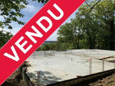Vente Terrain + construction à terminer vue imprenable sur le lac et le village de Bauduen T5/6 BAUDUEN En bordure du lac Terrain à 50 mètres des premières plages sauvages du Lac de Sainte-Croix, 160m² de sous-sol construits (avec vue sur le lac) reste à construire 150m² habitables.
