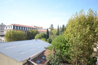 Vue de la chambre et de la cuisine vers les jardins