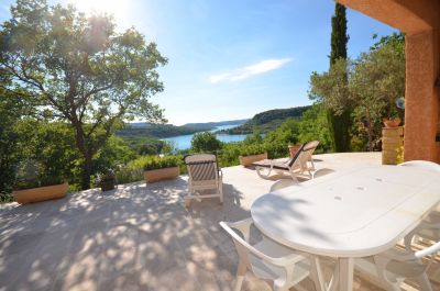 Location Location saisonnière de gîte en villa individuelle "LES TEMPLIERS DU LAC" 2 chambres avec terrasse vue sur le lac et le village de Bauduen