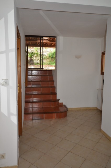 Location VILLA T4 CHATEAU GOMBERT LES MOURETS   600m² DE TERRAIN - TERRASSE - GARAGE 