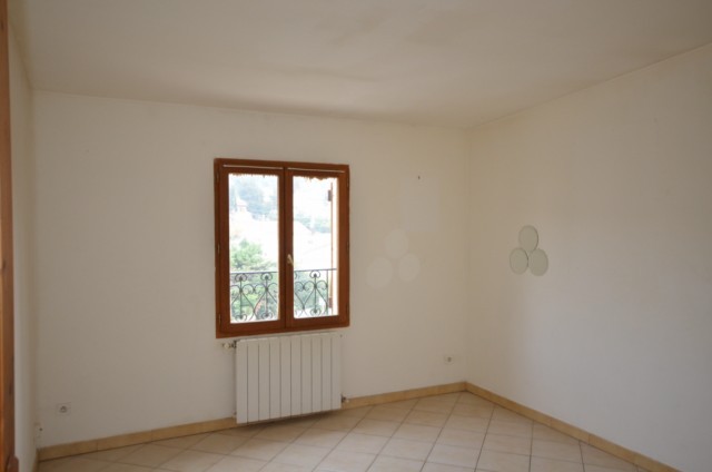 Location VILLA T4 CHATEAU GOMBERT LES MOURETS   600m² DE TERRAIN - TERRASSE - GARAGE 